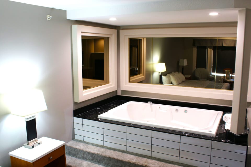 Deluxe Studio Suite, 1 King Bed, Jetted Tub | Desk, blackout drapes, soundproofing, free WiFi