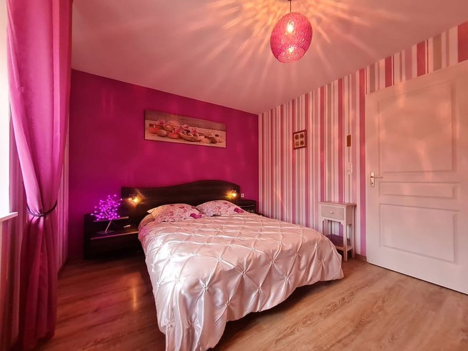Double Room (Lilas) | Premium bedding, laptop workspace, soundproofing, WiFi (free)