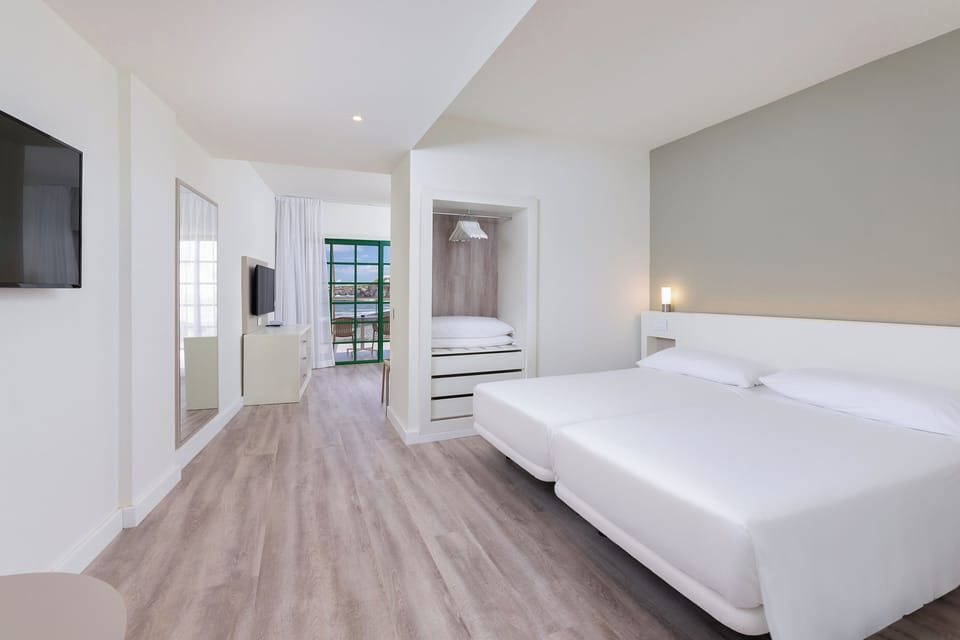 Studio Premium Sea View | Desk, blackout drapes, free cribs/infant beds, free WiFi