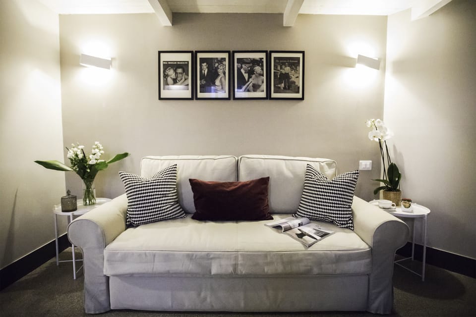 Luxury Quadruple Room (Manhattan) | Living room | Flat-screen TV, Netflix, streaming services
