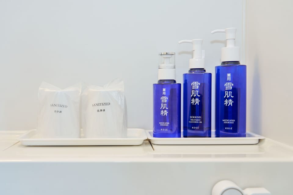 Combined shower/tub, free toiletries, hair dryer, slippers