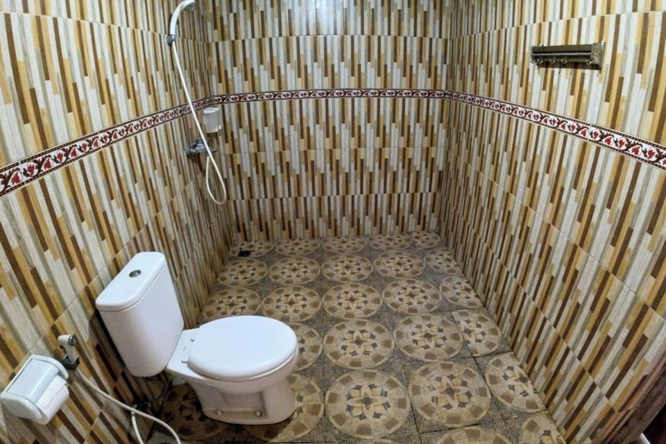 Bungalow | Bathroom | Shower, rainfall showerhead, free toiletries, bathrobes