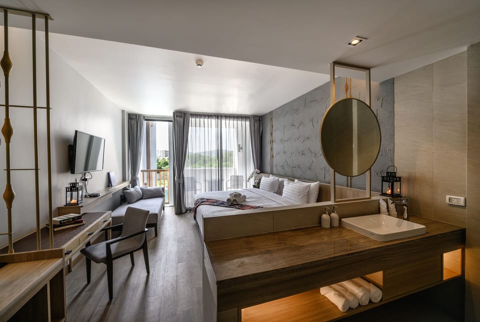 Premium bedding, in-room safe, individually decorated