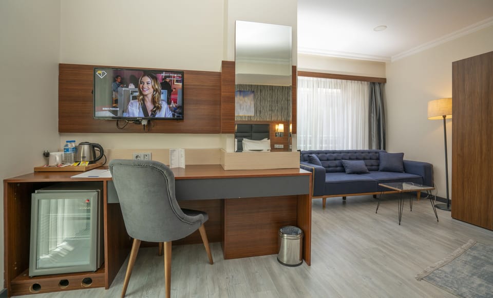 Deluxe Room | Premium bedding, in-room safe, iron/ironing board