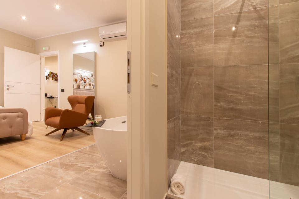 Suite | In-room safe, individually decorated, individually furnished, desk