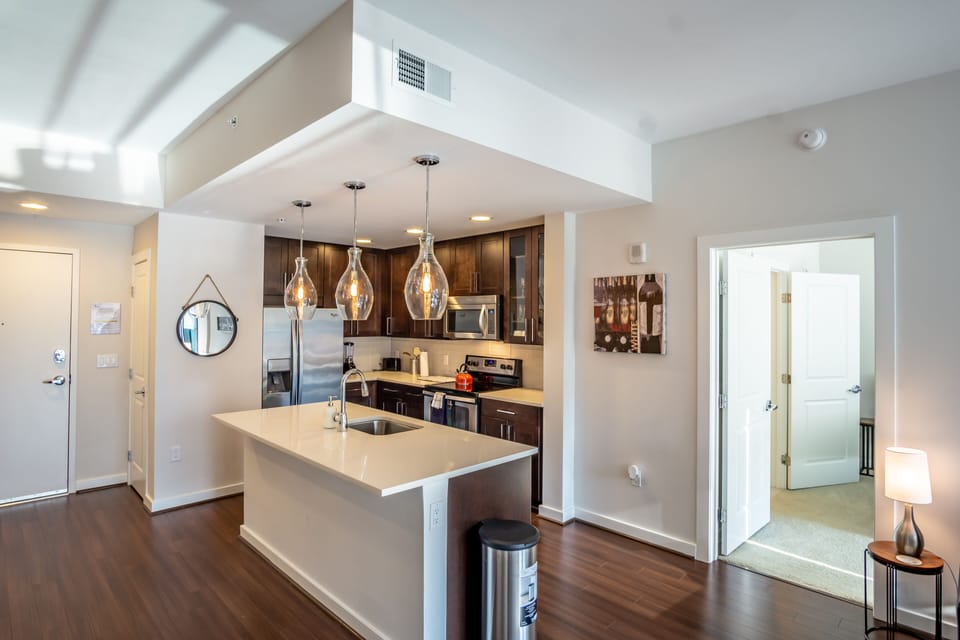 Full-size fridge, microwave, oven, stovetop