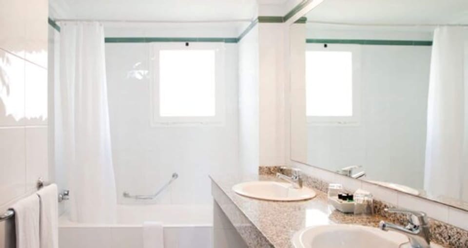 Double or Twin Room, Sea View | Bathroom | Bathtub, hair dryer, towels, soap