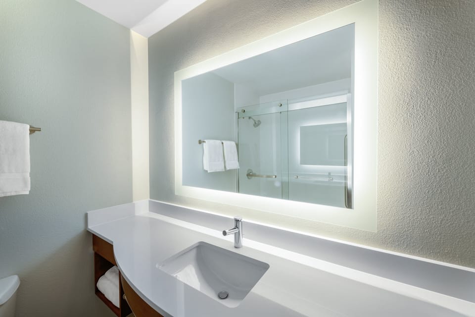Combined shower/tub, free toiletries, hair dryer, towels
