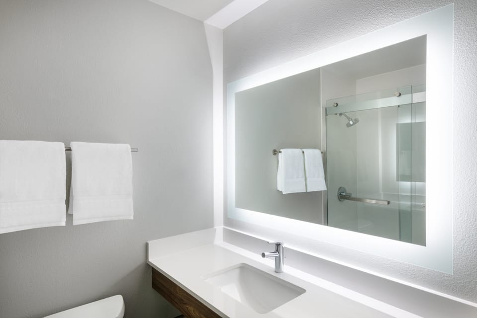 Combined shower/tub, free toiletries, hair dryer, towels