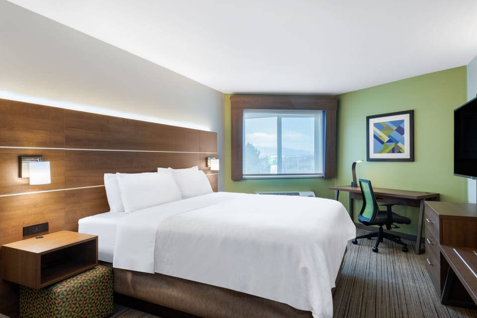 Premium bedding, in-room safe, desk, iron/ironing board