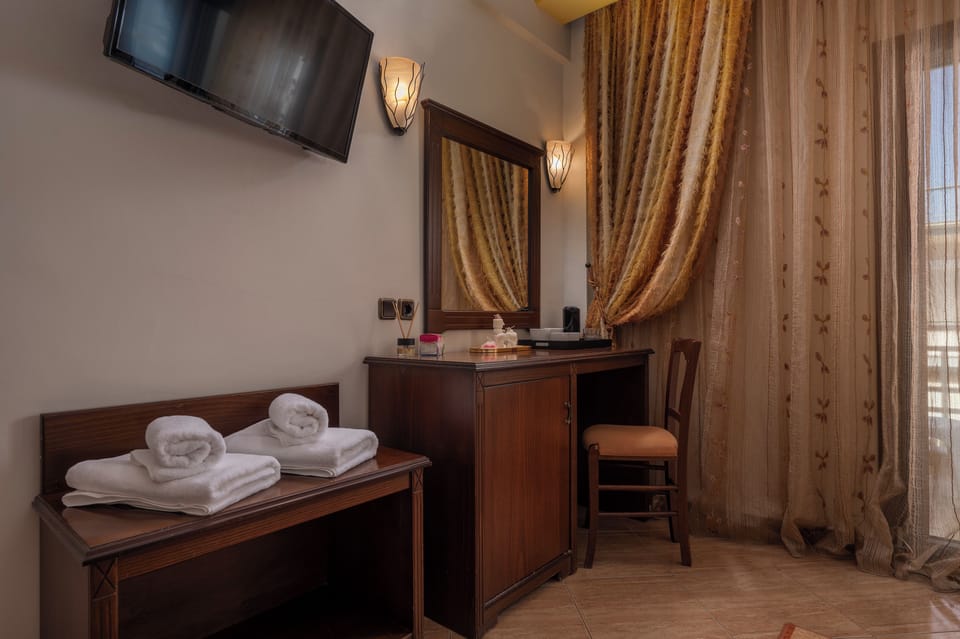 Comfort Double Room | In-room safe, desk, iron/ironing board, free WiFi