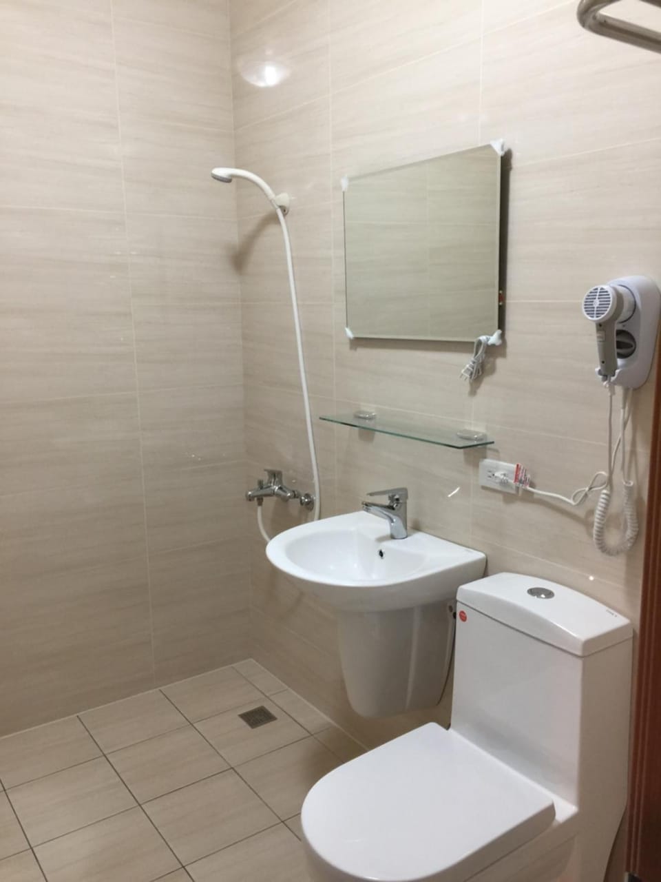 Shower, rainfall showerhead, free toiletries, hair dryer