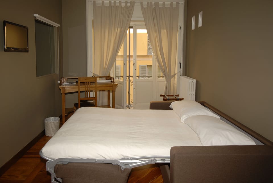 Family Quadruple Room | Desk, iron/ironing board, travel crib, free WiFi