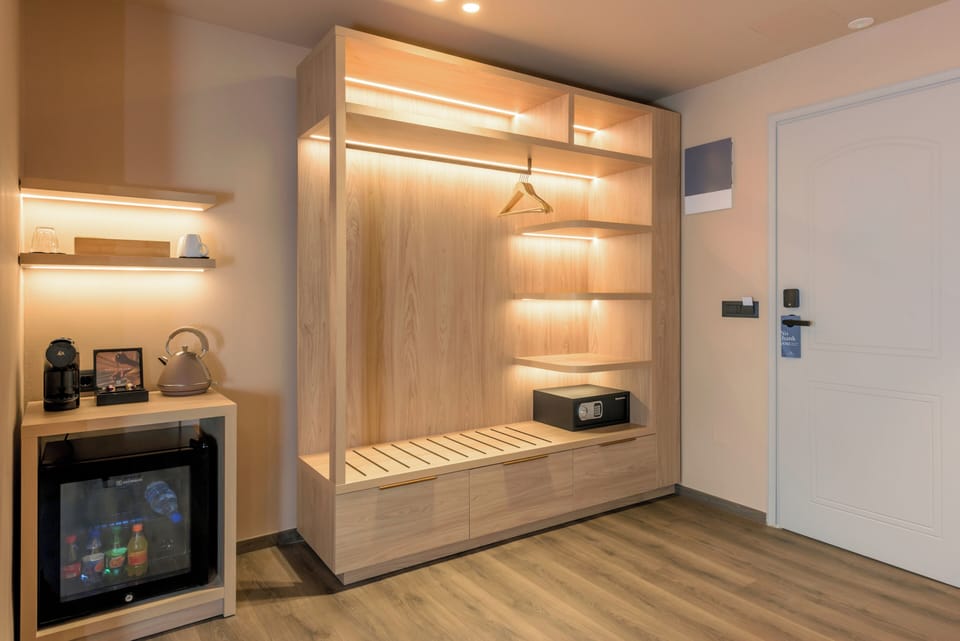 Junior Suite | In-room safe, desk, blackout drapes, free WiFi