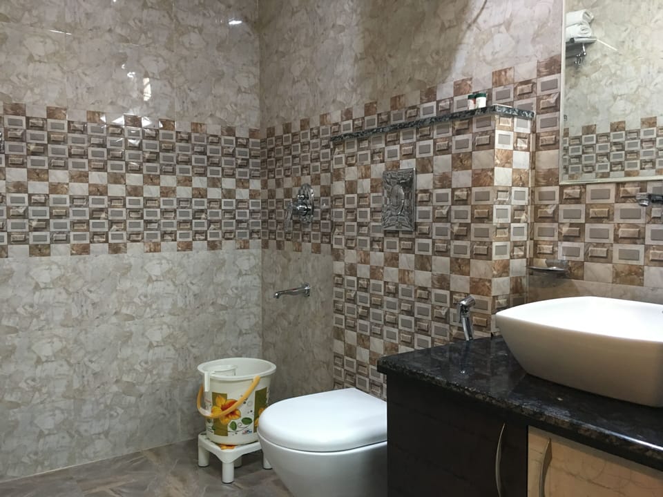 Executive Room | Bathroom | Shower, rainfall showerhead, free toiletries, towels