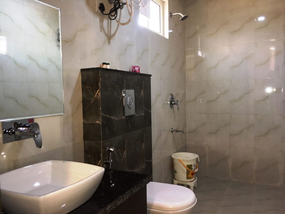 Premium Room | Bathroom amenities | Shower, rainfall showerhead, free toiletries, towels