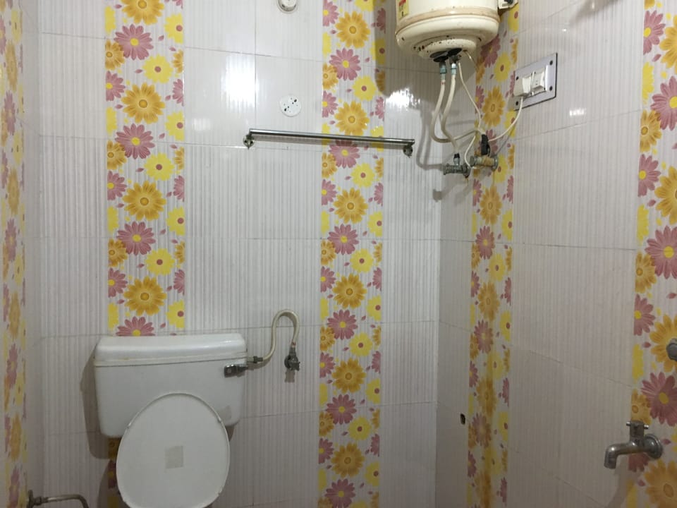 Shower, rainfall showerhead, free toiletries, towels