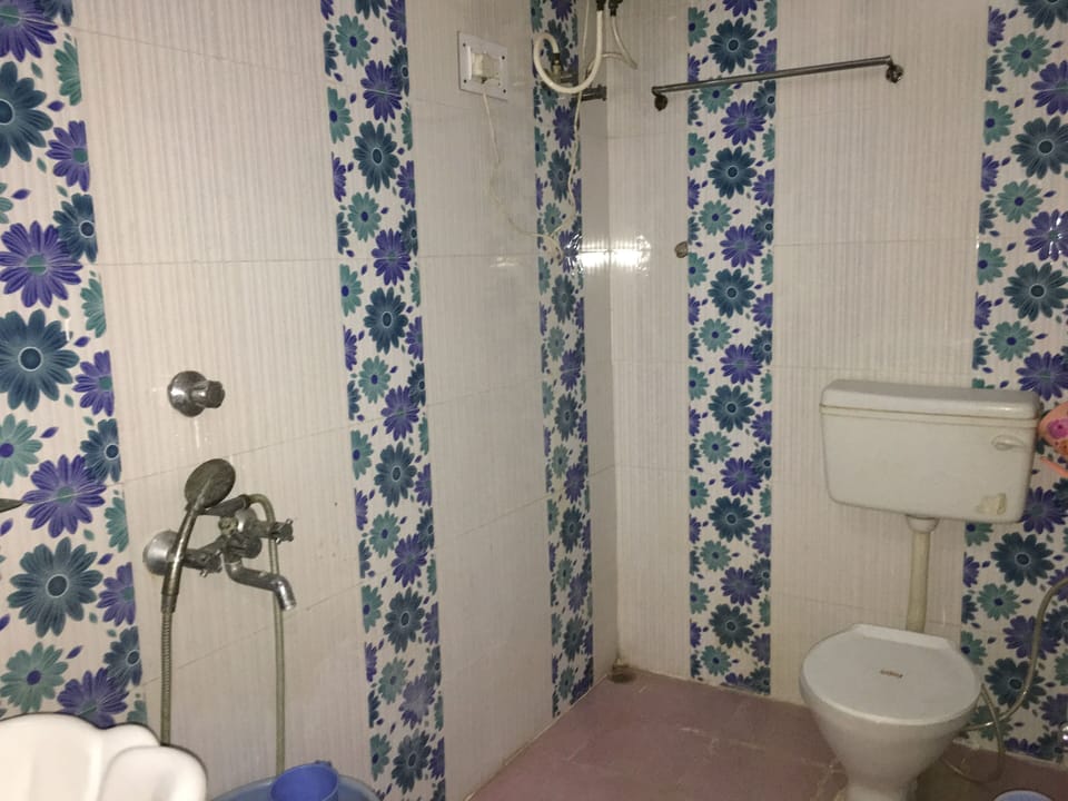 Shower, rainfall showerhead, free toiletries, towels