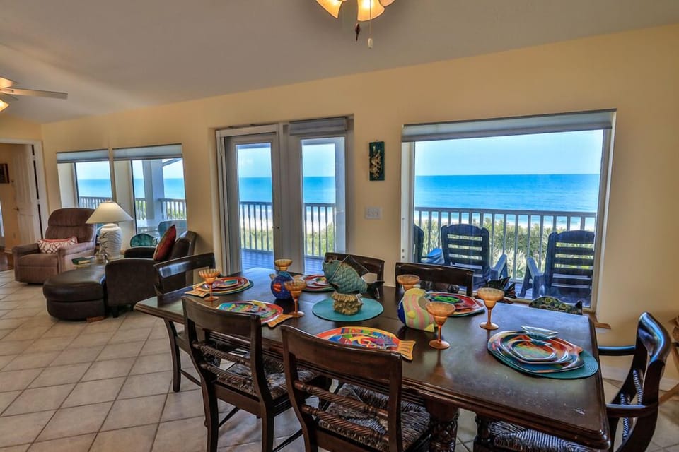 Comfort House, 3 Bedrooms, Beach View (Beach House) | In-room dining