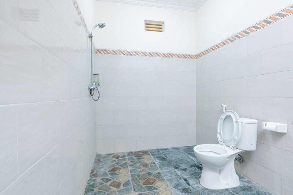 Deluxe Double Room, 1 Queen Bed | Bathroom | Shower, bathrobes, towels, soap