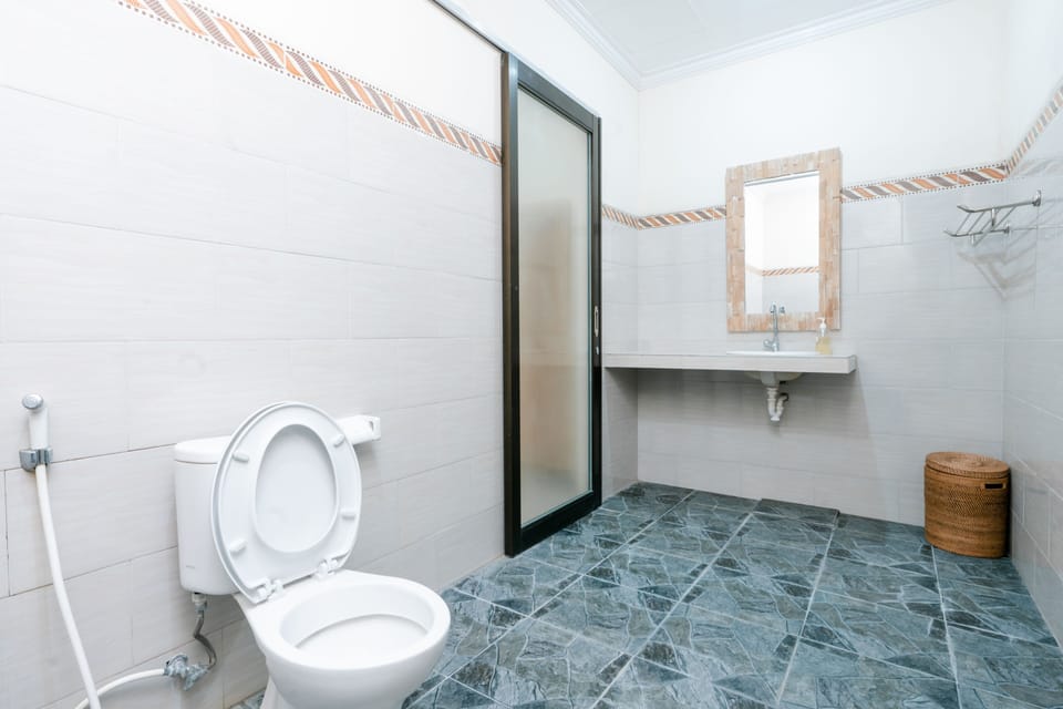 Deluxe Double Room, 1 Queen Bed | Bathroom | Shower, bathrobes, towels, soap