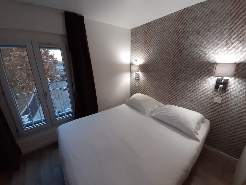 Double Room | Desk, soundproofing, iron/ironing board, free cribs/infant beds