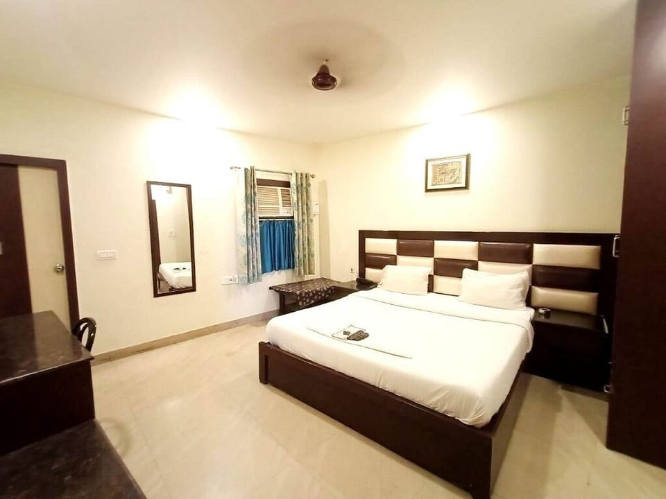In-room safe, iron/ironing board, free WiFi, bed sheets
