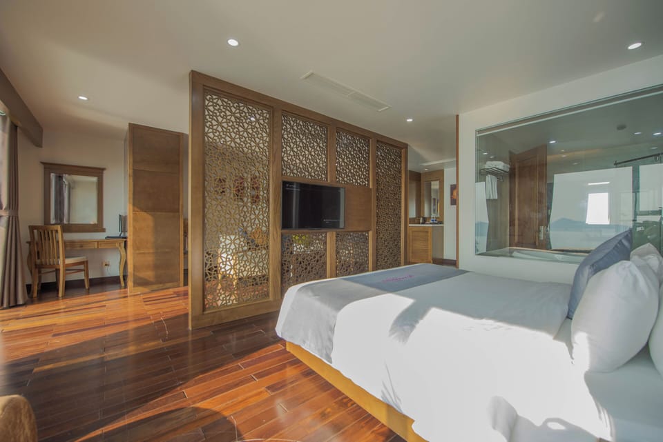 Executive Suite | Premium bedding, down comforters, memory foam beds, minibar