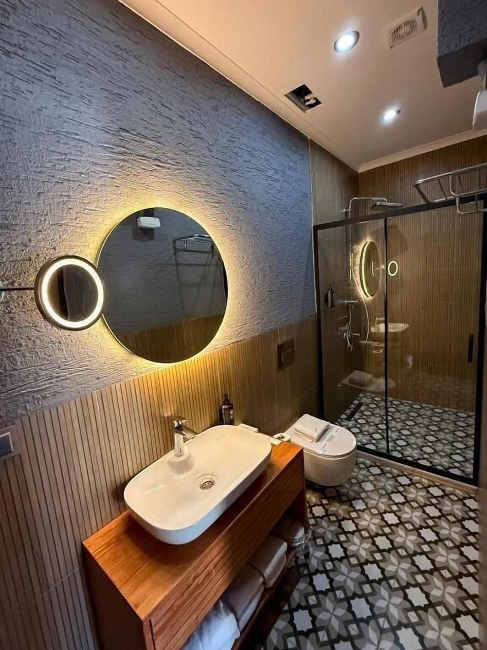 Shower, hydromassage showerhead, free toiletries, hair dryer