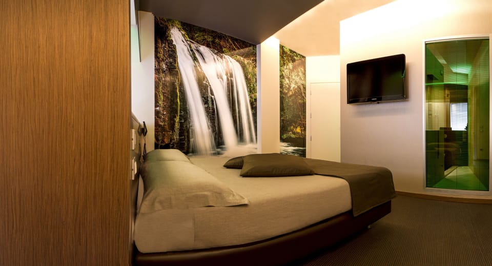 Hypo-allergenic bedding, minibar, in-room safe, desk
