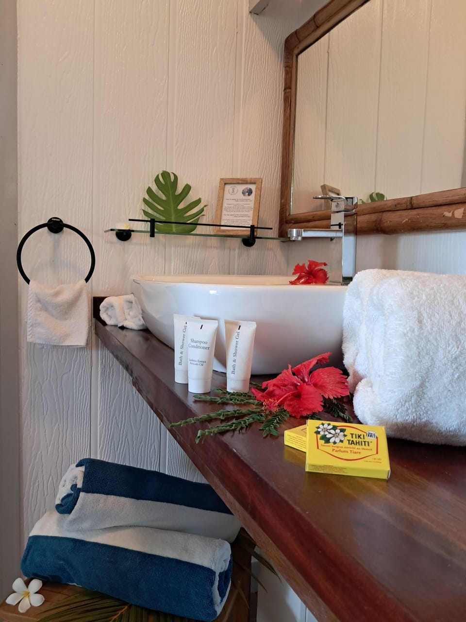 Garden Room | Bathroom | Shower, hair dryer, towels, soap
