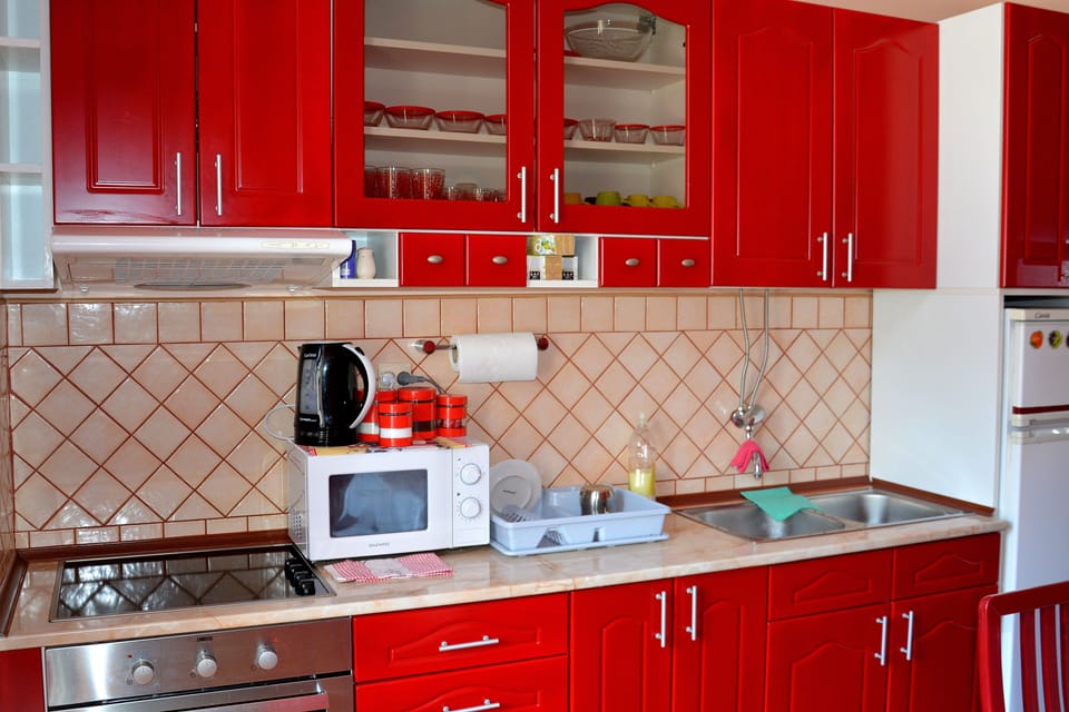 Full-size fridge, microwave, stovetop, cookware/dishes/utensils