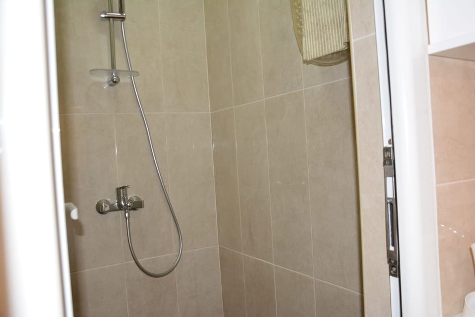 6 Bed Mixed Dormitory Room | Bathroom shower