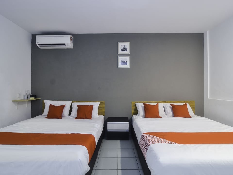 Family Suite | Desk, WiFi (free), bed sheets