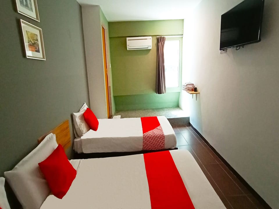 Superior Suite | Desk, WiFi (free), bed sheets