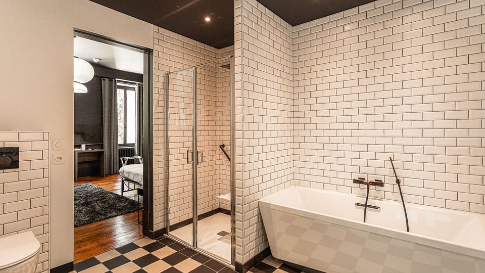 Deluxe Room (Wilde) | Bathroom | Hair dryer, towels, soap, shampoo