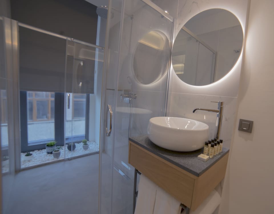 Family Triple Room, 2 Queen Beds, Non Smoking | Bathroom | Shower, rainfall showerhead, designer toiletries, hair dryer
