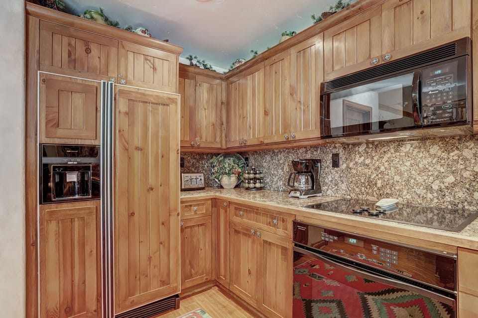 Condo, 3 Bedrooms | Private kitchen | Fridge, microwave, oven, dishwasher