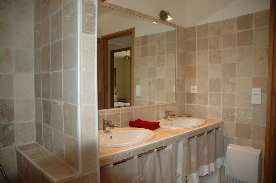 Room (Le temps des Cerises) | Bathroom sink