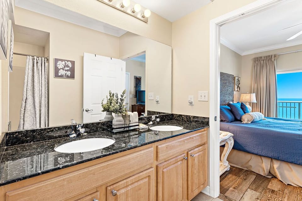 Condo, 2 Bedrooms, Balcony, Beach View (1509) | Bathroom | Combined shower/tub, towels