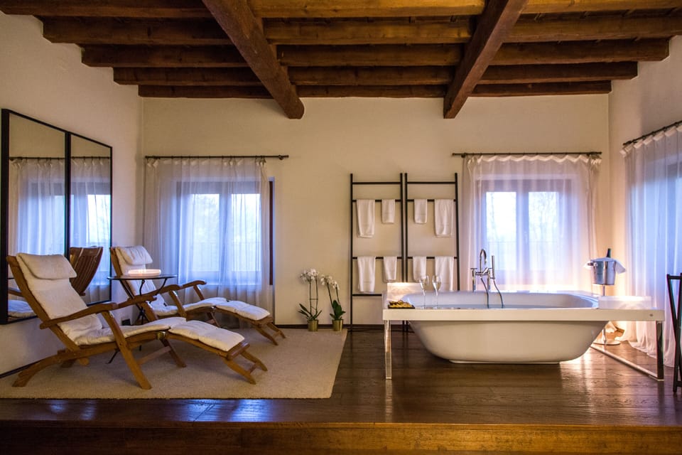 Deluxe Suite, Jetted Tub | Jetted tub