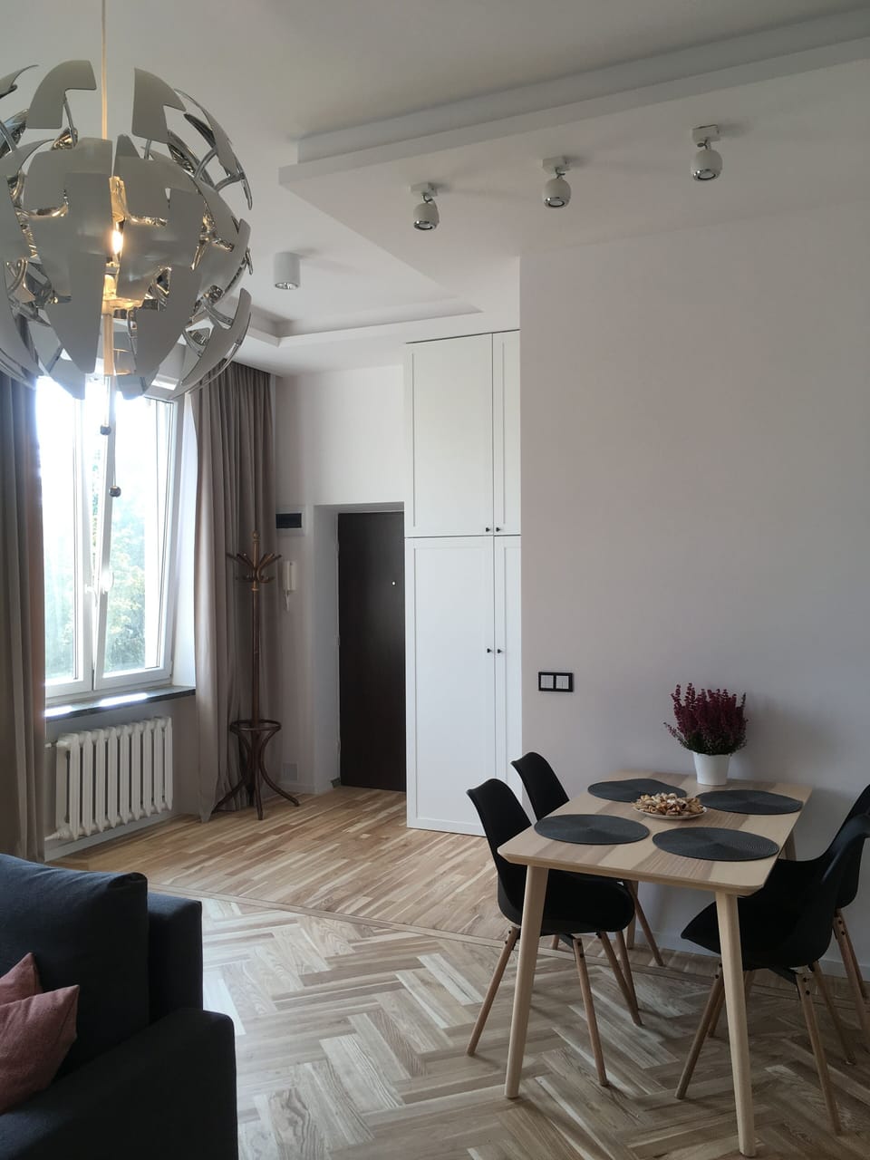 Business Apartment | Living area | Flat-screen TV
