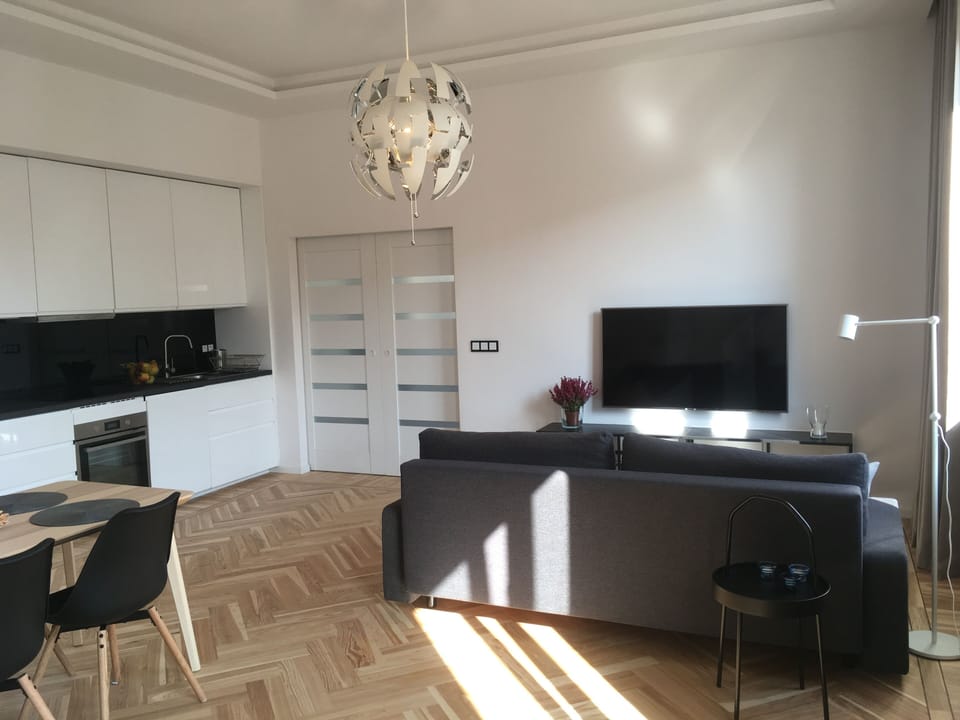 Business Apartment | Living area | Flat-screen TV