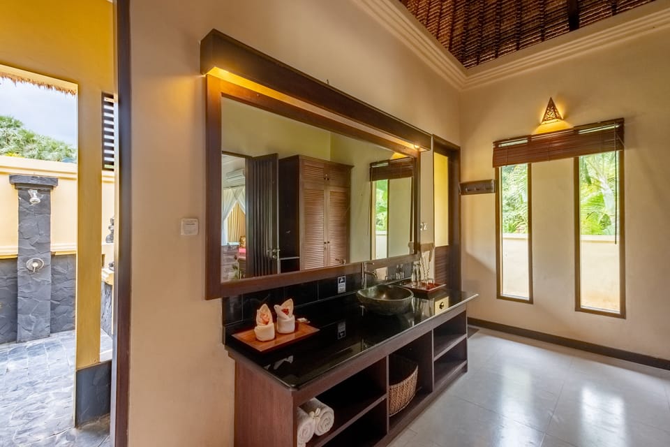 Saripati Oceanfront Villa No.1 | Bathroom | Shower, rainfall showerhead, free toiletries, hair dryer