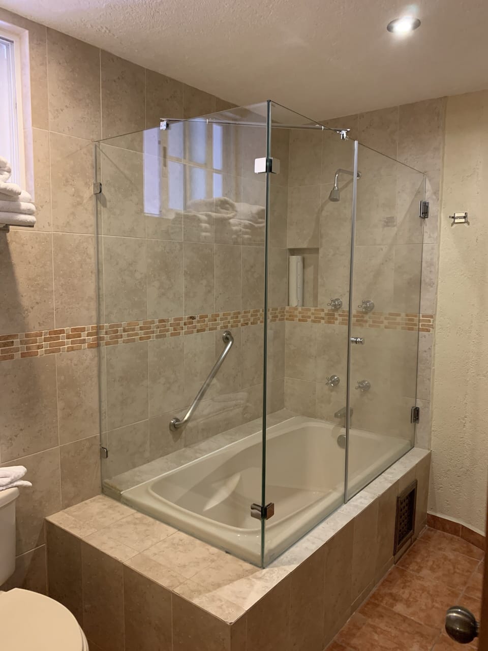 Suite Familiar | Bathroom shower