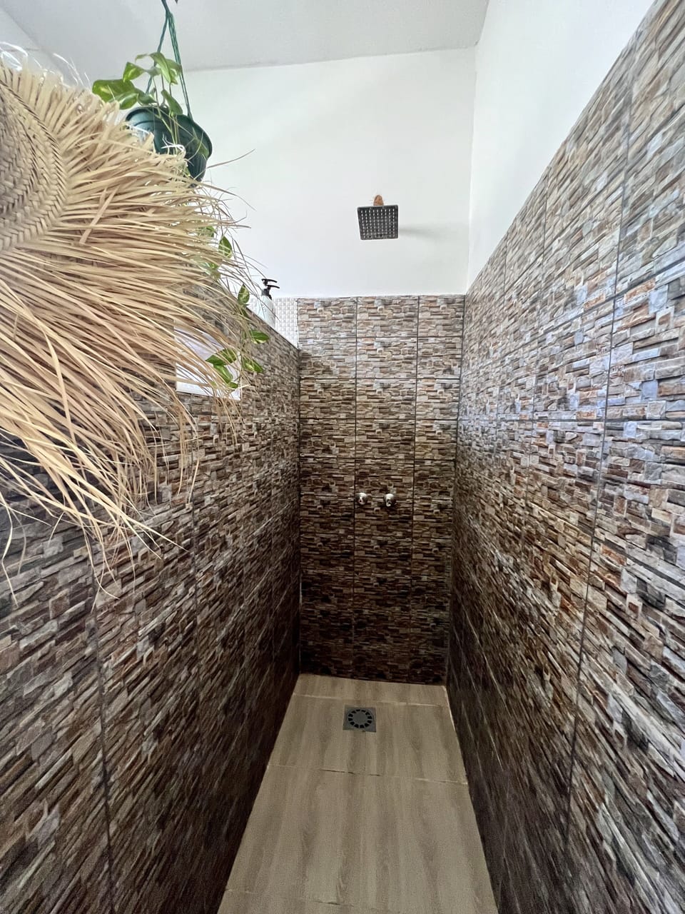 Standard Room | Bathroom | Shower, free toiletries, hair dryer, towels