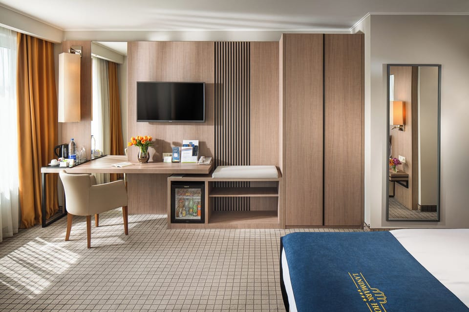 Superior Double or Twin Room, Lake View | Minibar, in-room safe, soundproofing, iron/ironing board (on request)