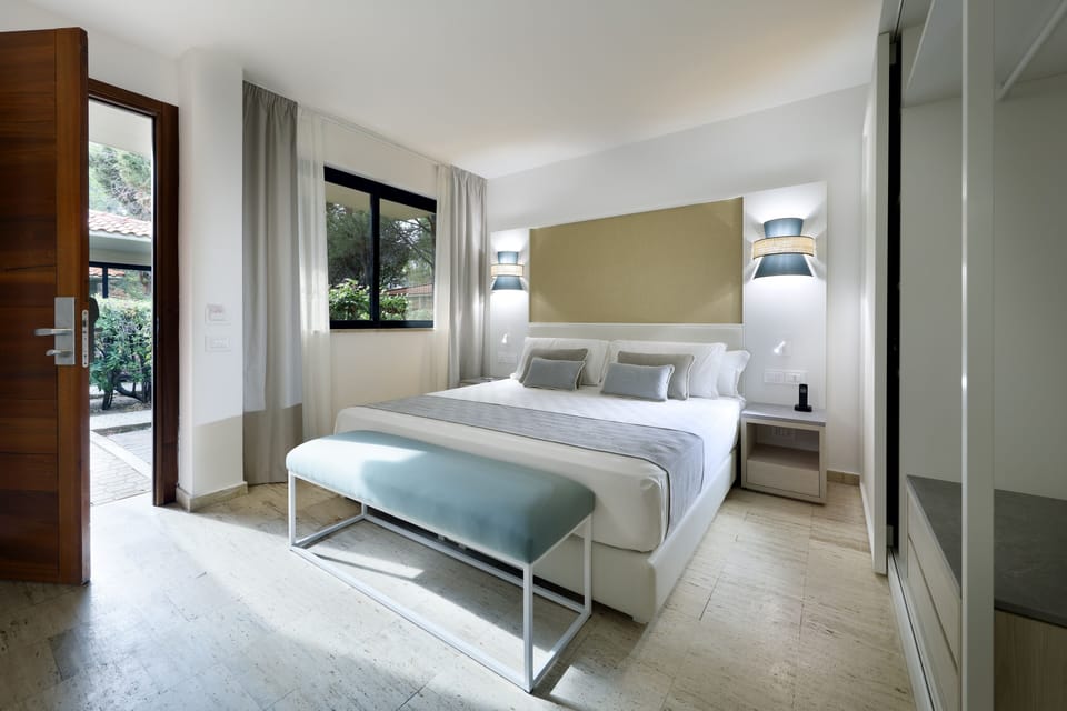 Deluxe Bungalow (Signature Level) | Down comforters, free minibar, in-room safe, desk