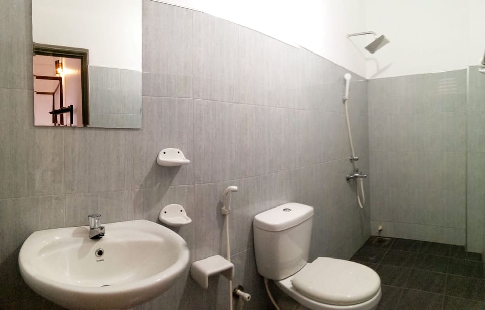 Family Studio Suite | Bathroom | Shower, hydromassage showerhead, towels, soap