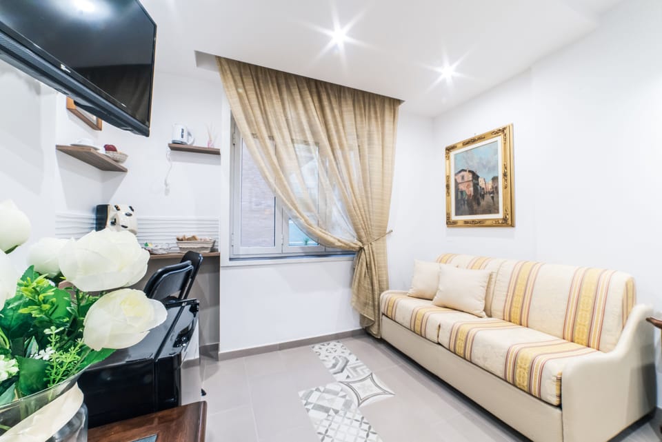 Triple Room | In-room safe, desk, blackout drapes, free WiFi